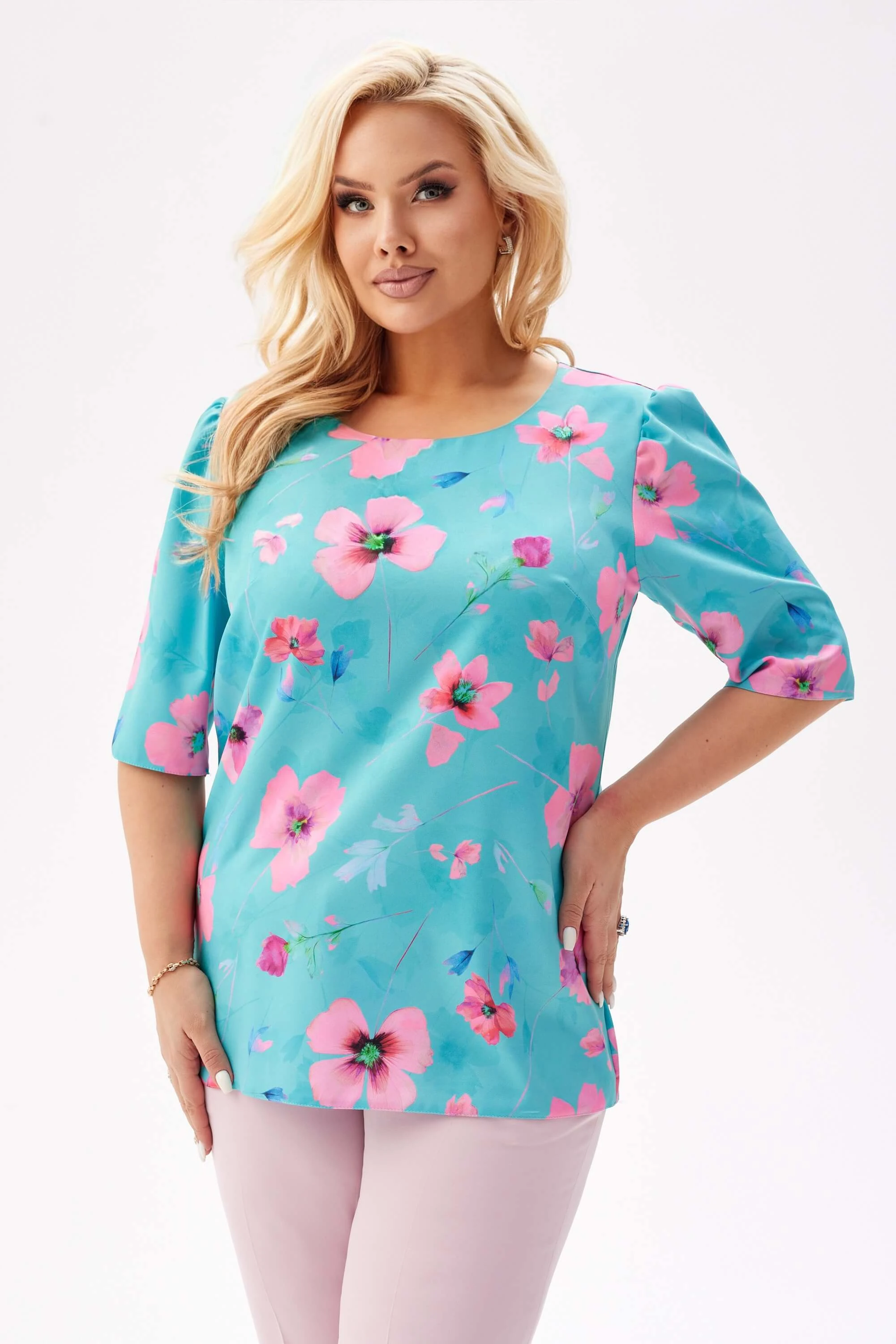 Bluzka Spring z krótkim rękawem i lekką bufką w odcieniach turkusowego błękitu w różowe kwiaty PLUS SIZE XXL