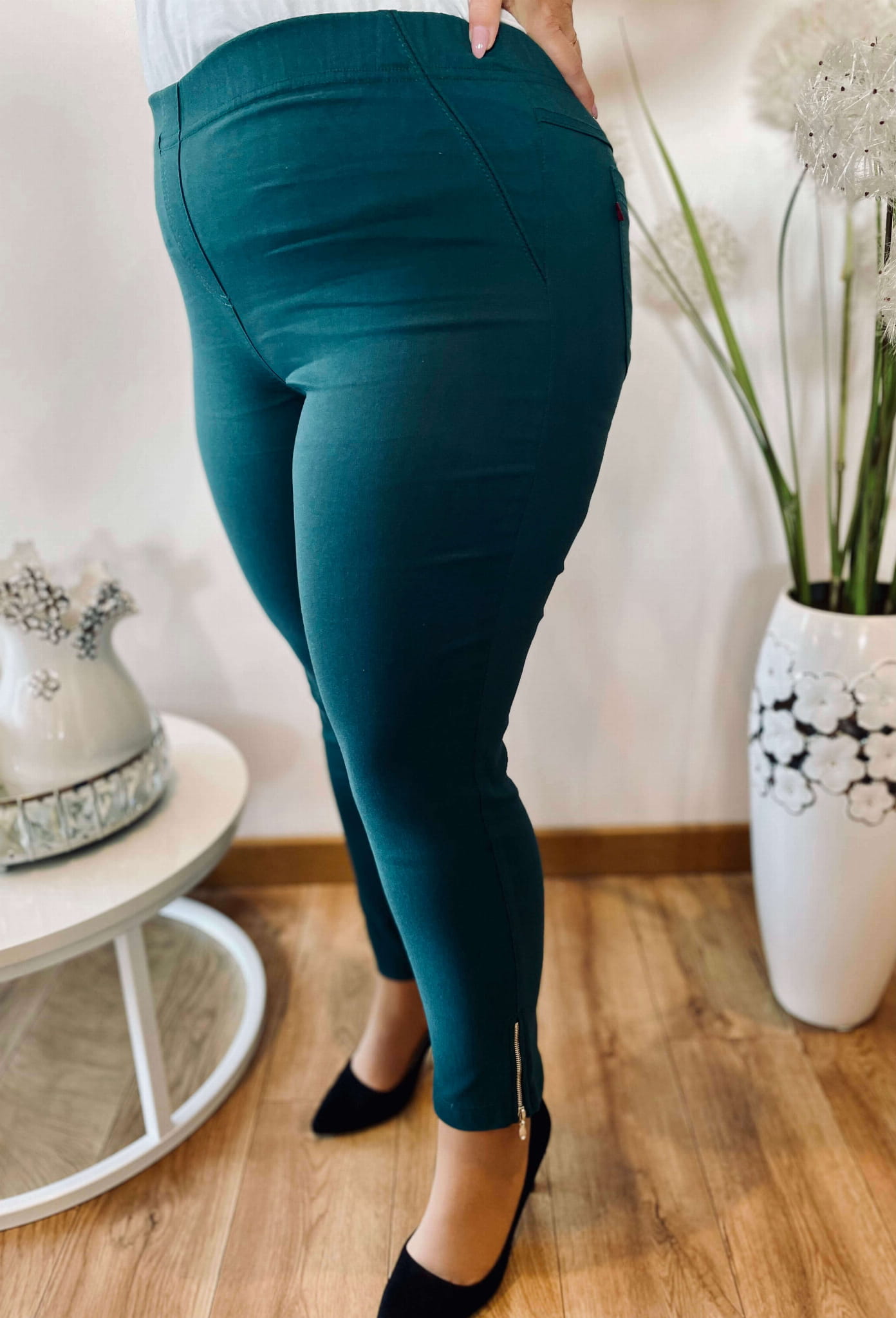 Spodnie chinosy Nina w kolorze butelkowej zieleni z zamkami 7/8 PLUS SIZE XXL