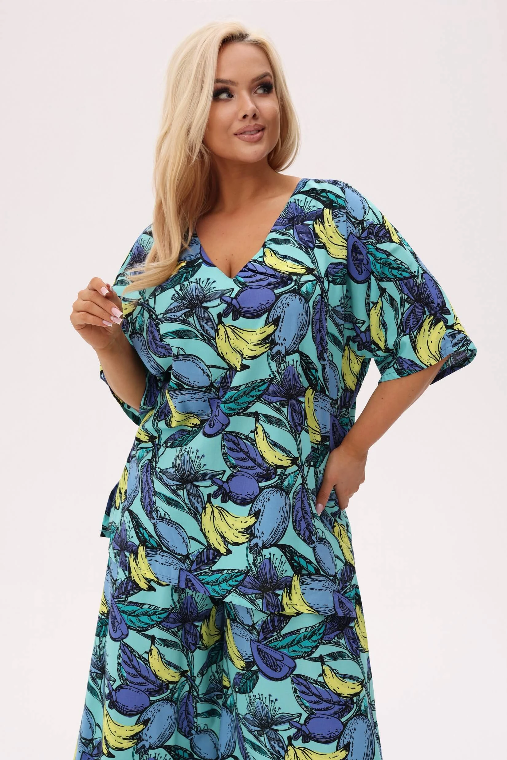 Miętowa bluzka Tropica Lazurowe Owoce z dekoltem V PLUS SIZE XXL OVERSIZE