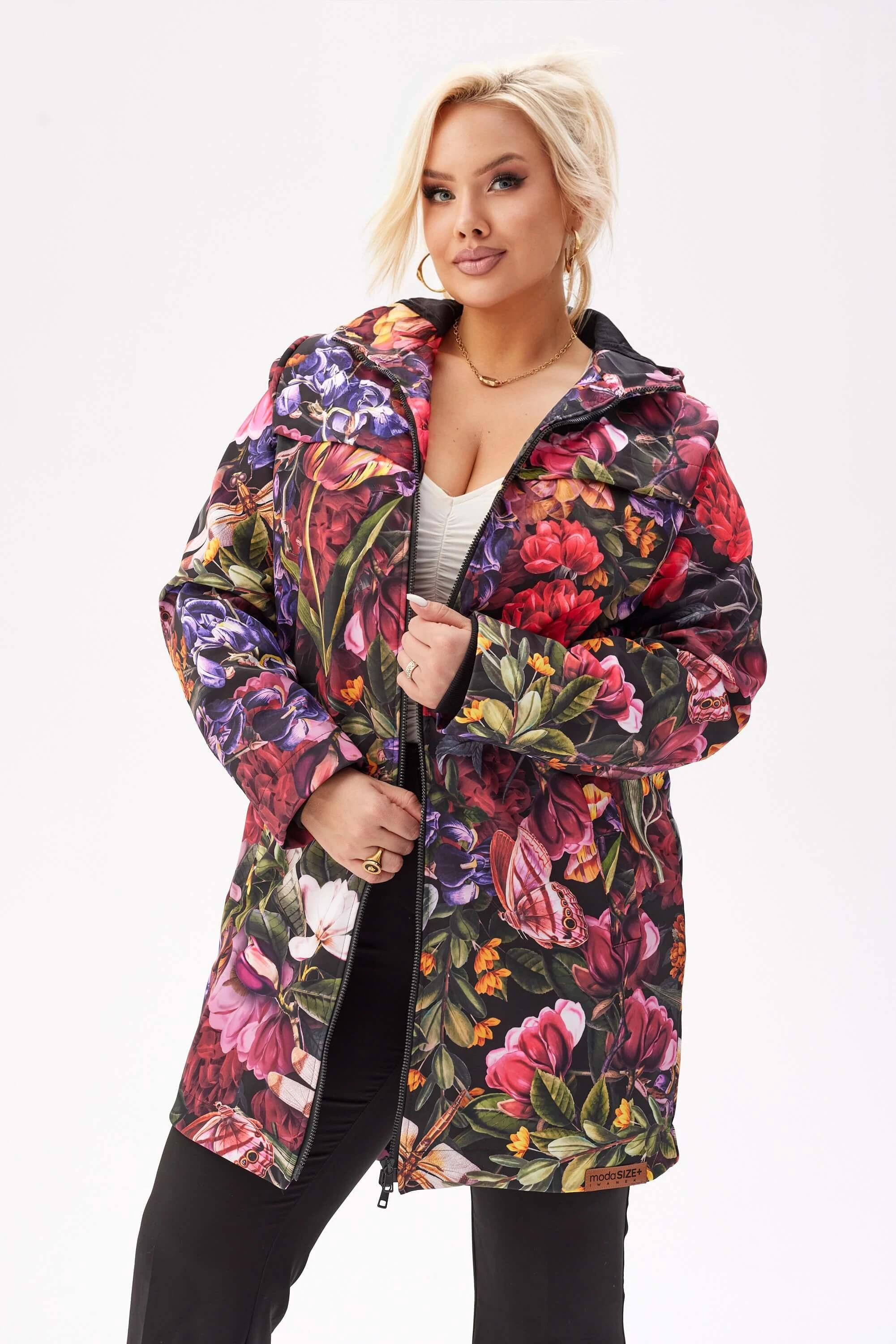 Lekka kurtka przejściowa SOFTSHELL z kapturem w kwiaty w odcieniach czerni, czerwieni i fioletu OVERSIZE PLUS SIZE XXL JESIEŃ