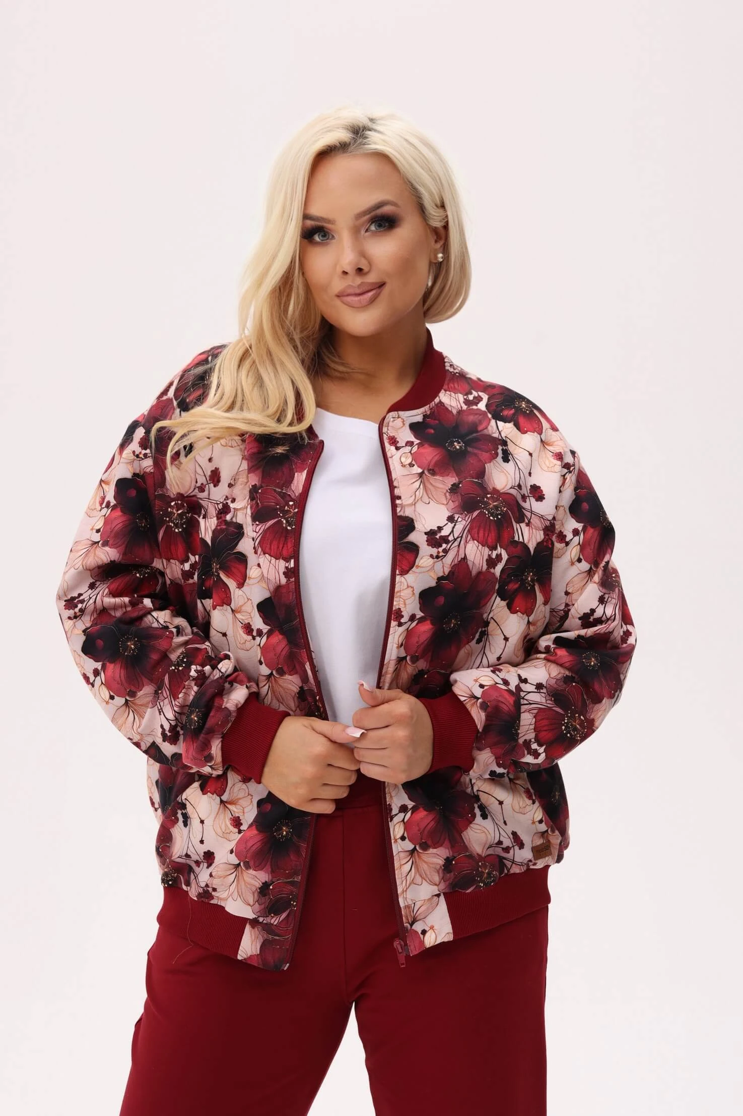 Kurtka bomberka Bordowy Hibiskus we wzór dużych kwiatów hibiskusa w odcieniach bordo i kremu z bordowymi ściągaczami PLUS SIZE XXL OVERSIZE JESIEŃ