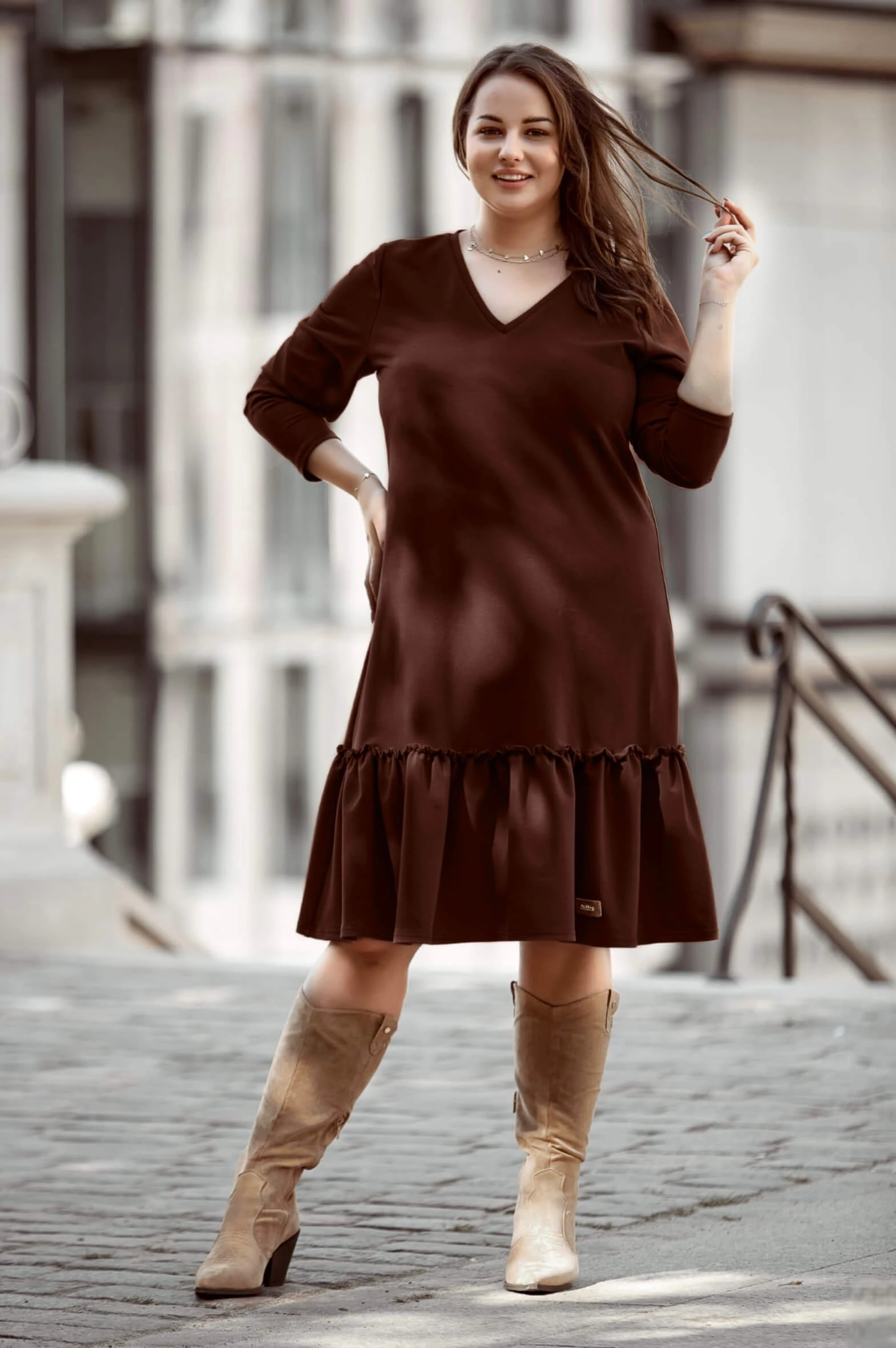 Czekoladowa dresowa sukienka Alice z falbanką PLUS SIZE XXL OVERSIZE JESIEŃ