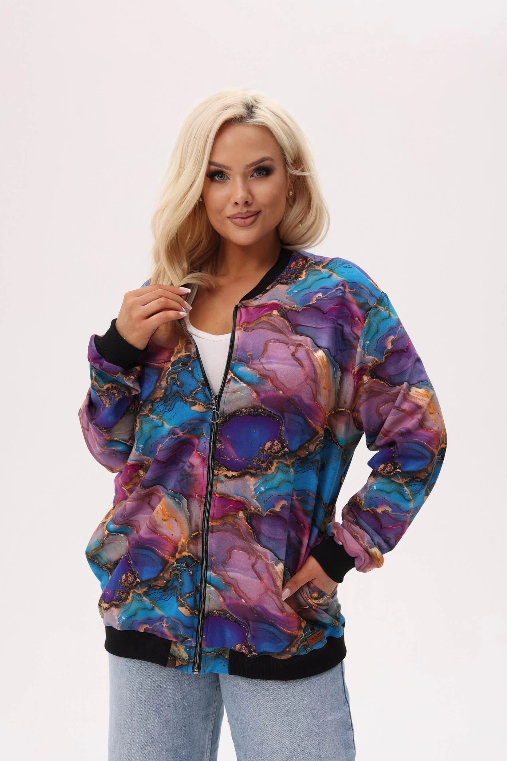 Kurtka bomberka Kolorowy Marmur we wzór marmurowej tafli w odcieniach fioletu i z czarnymi ściągaczami PLUS SIZE XXL OVERSIZE JESIEŃ