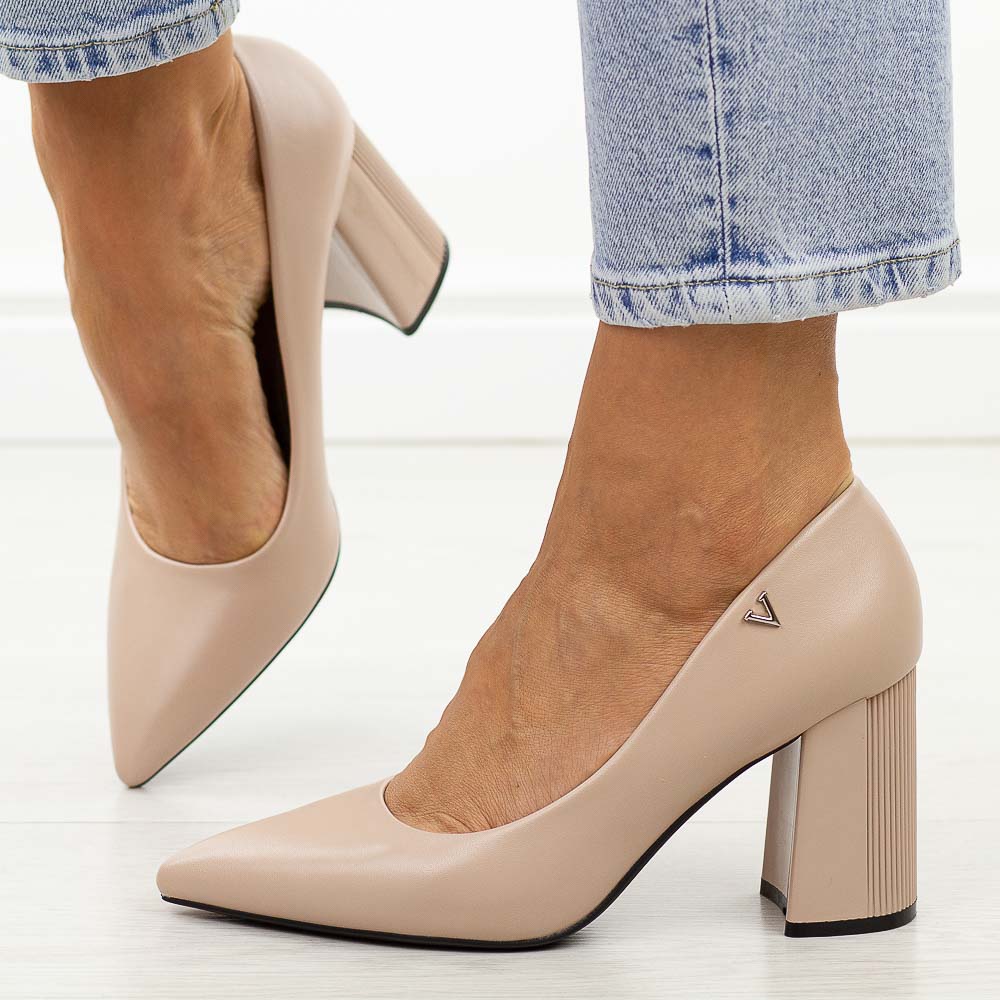 Beżowe czółenka damskie na słupku Vinceza 62220