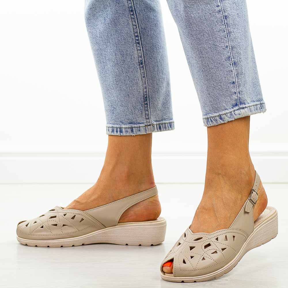 Beżowe skórzane Polskie sandały damskie na koturnie Gregors 960