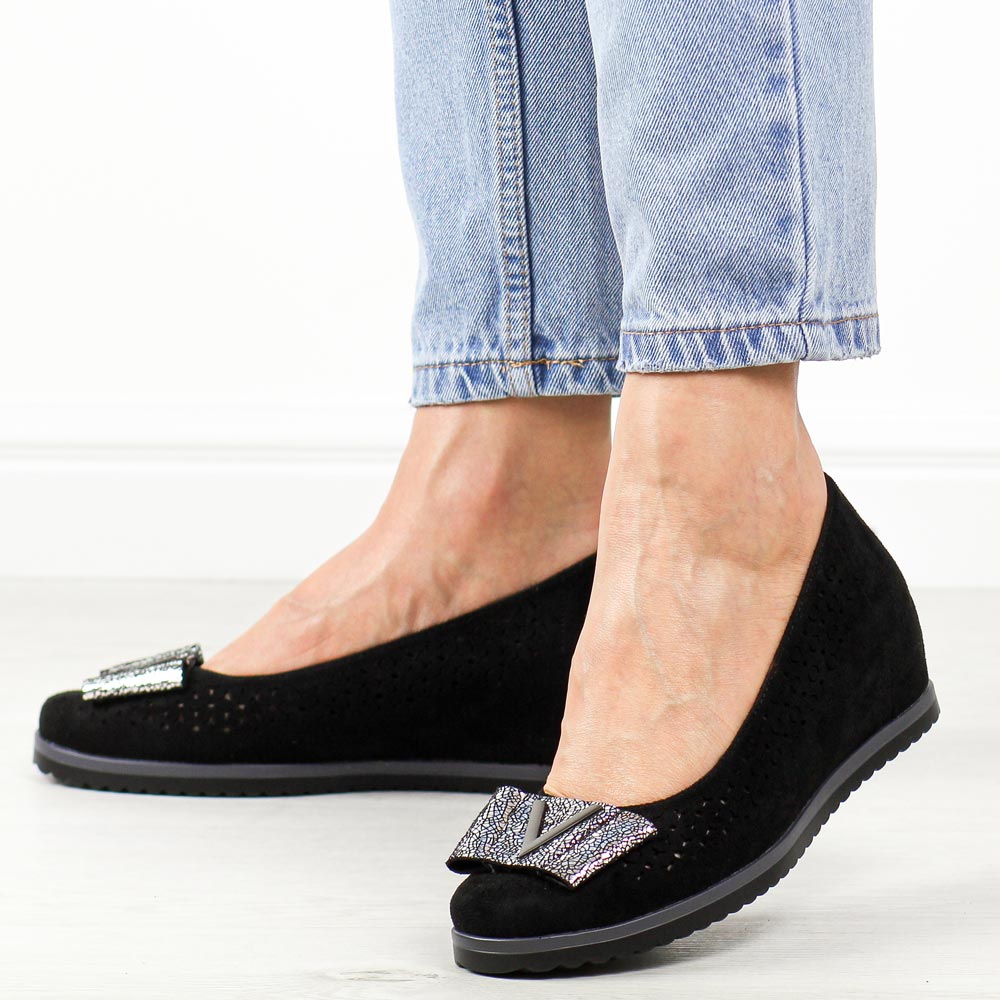 Czarne zamszowe ażurowe czółenka damskie na koturnie M.Daszyński Sa199-6