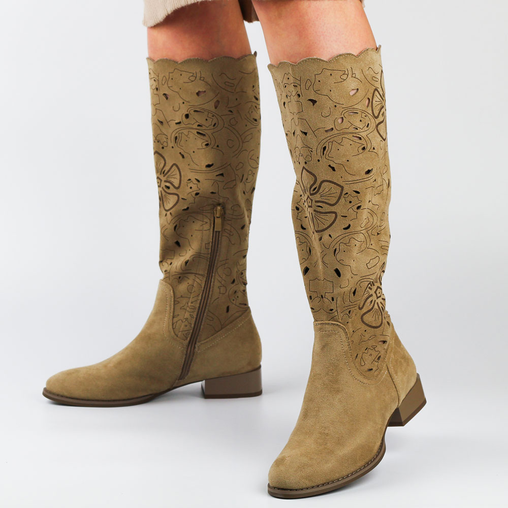 Beżowe wiosenne zamszowe kozaki damskie na obcasie M.Daszyński Sa197-1