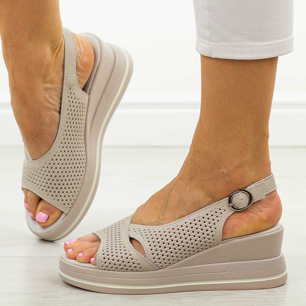 Beżowe skórzane sandały damskie na koturnie S.Barski 660