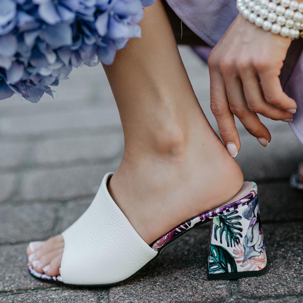 Białe skórzane Polskie klapki damskie na obcasie Deoni D510