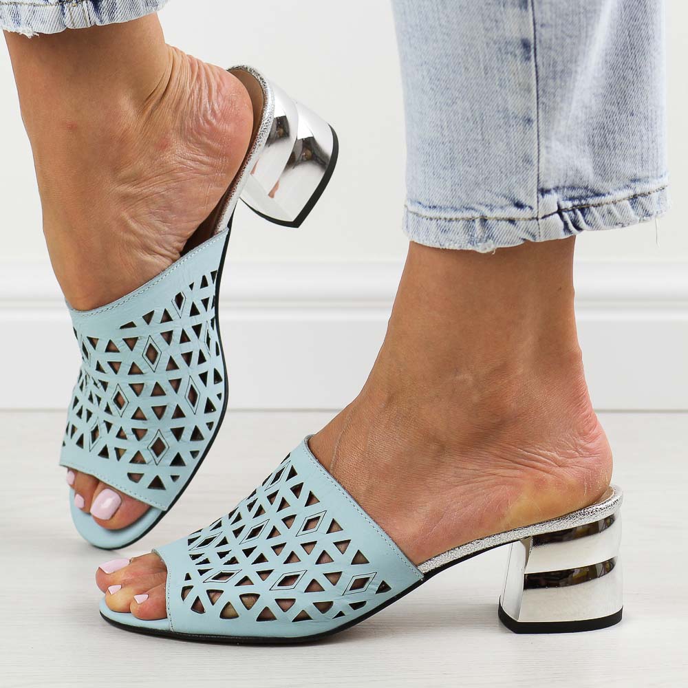 Niebieskie skórzane Polskie klapki damskie ze srebrnym obcasem Suzana 4092y