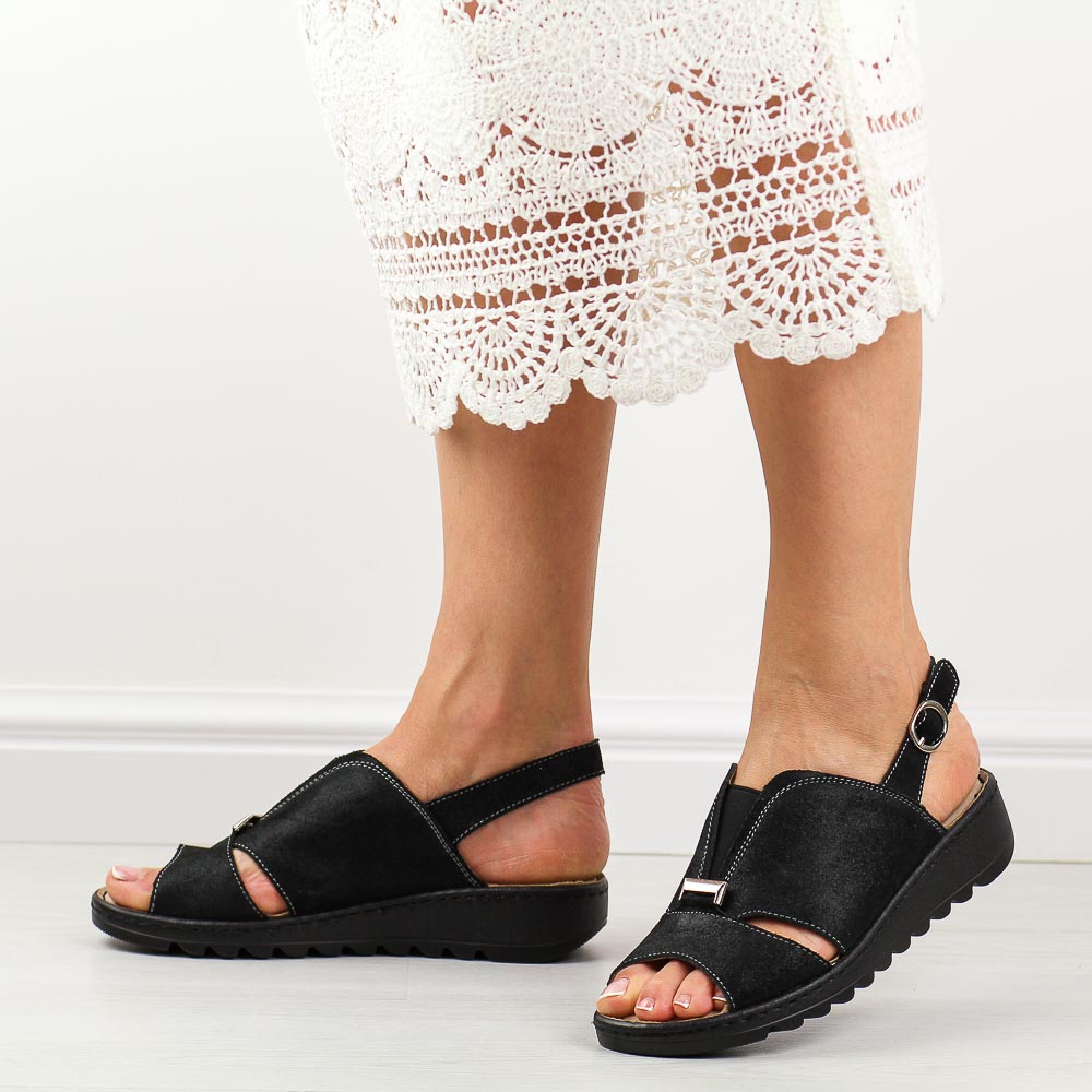 Czarne skórzane sandały damskie na koturnie Jezzi 4896