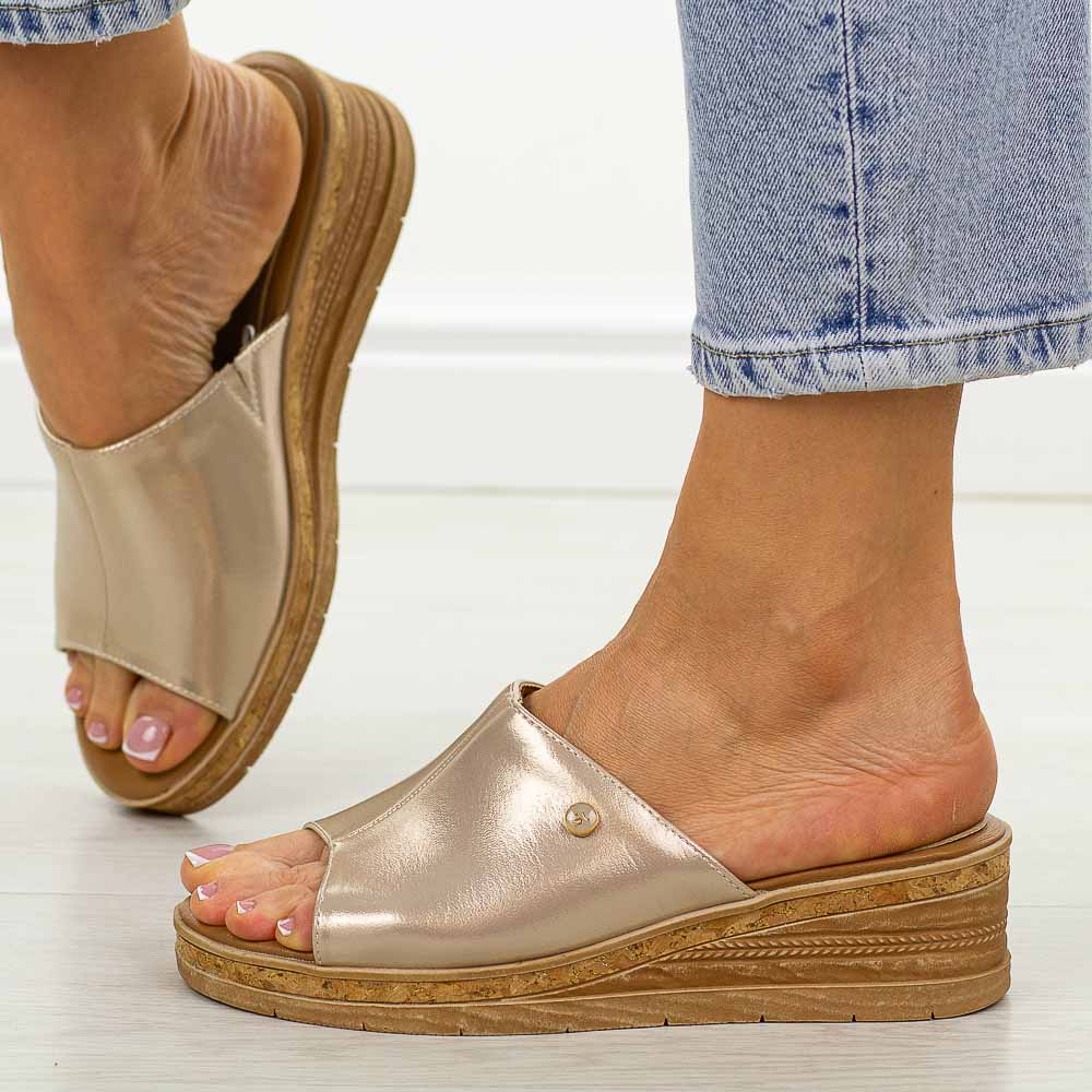 Złote klapki damskie na koturnie Sergio Leone kl191