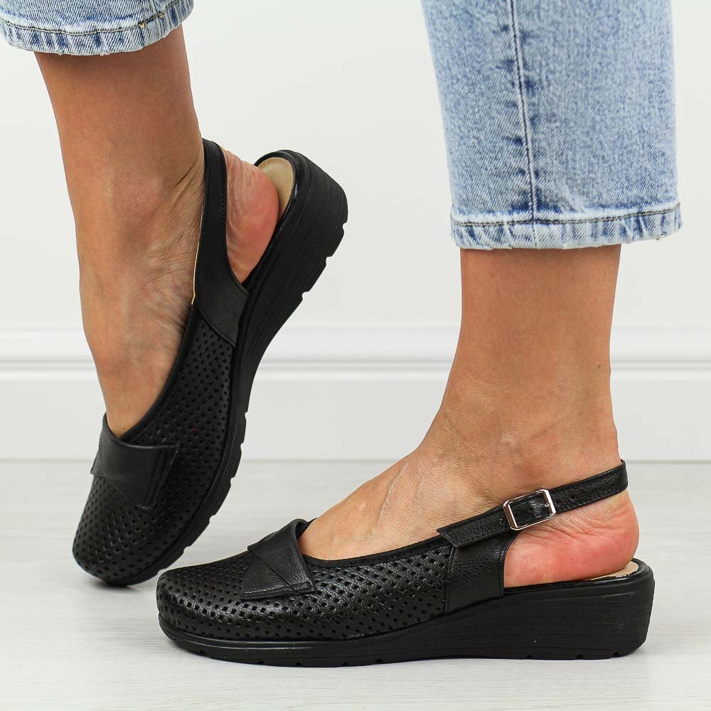 Czarne skórzane ażurowe Polskie sandały damskie Gregors 952