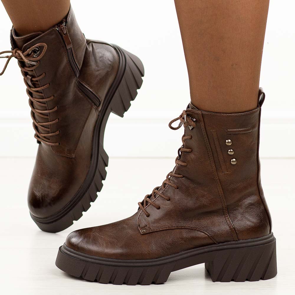 Brązowe zimowe botki damskie na traperze M.Daszyński 2502-4