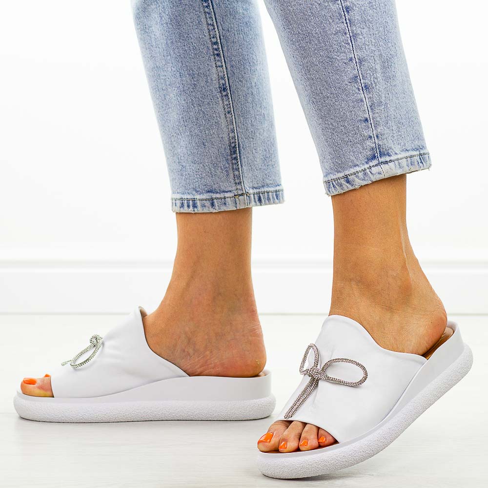 Białe skórzane klapki damskie na platformie T.Sokolski 154