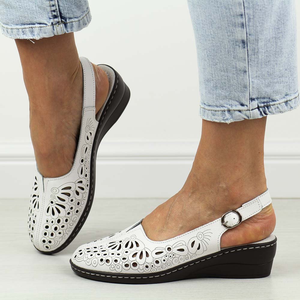 Białe skórzane sandały damskie na koturnie T.Sokolski L25-27