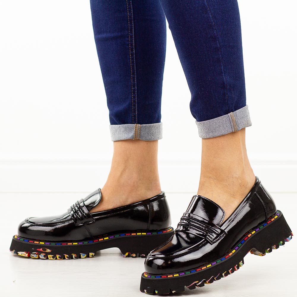 Czarne skórzane lakierowane półbuty damskie T.Sokolski J25-75