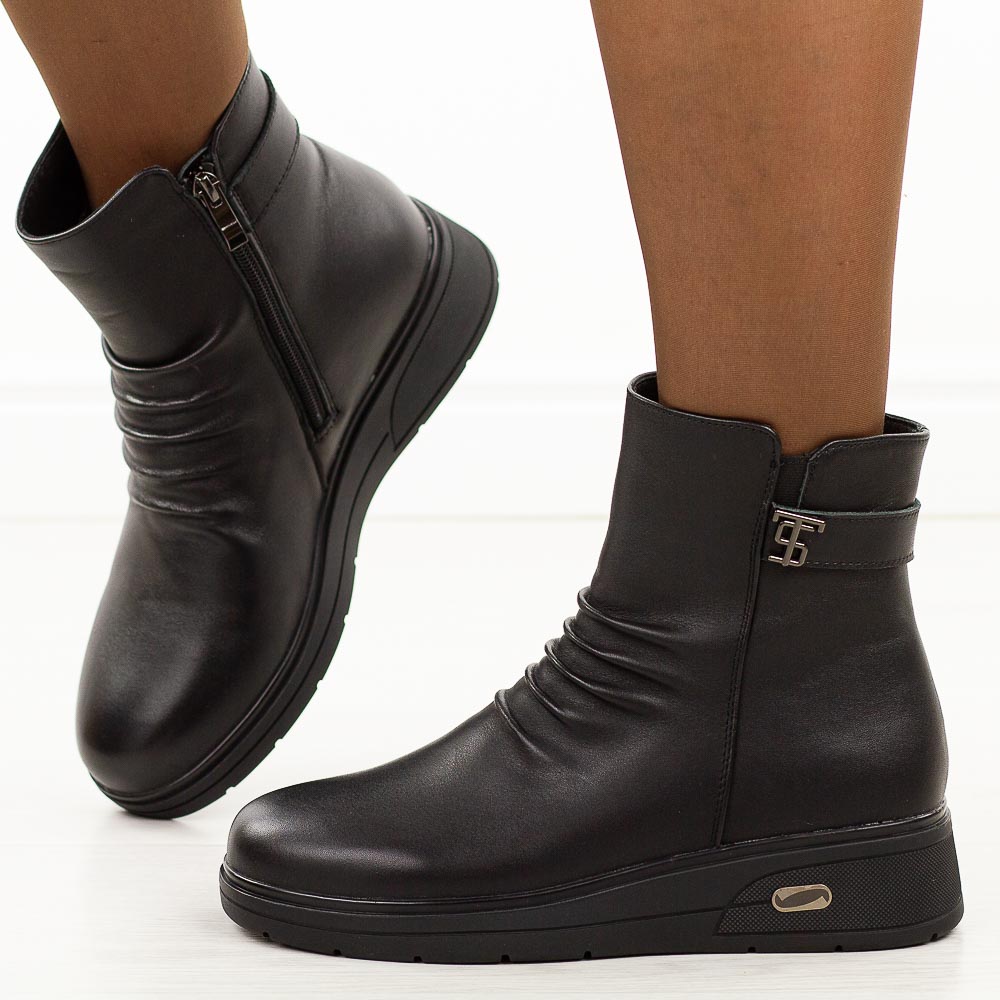 Czarne skórzane botki damskie na koturnie T.Sokolski Z25-77