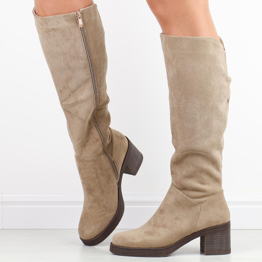 Beżowe zamszowe kozaki damskie M.Daszyński 2426-24