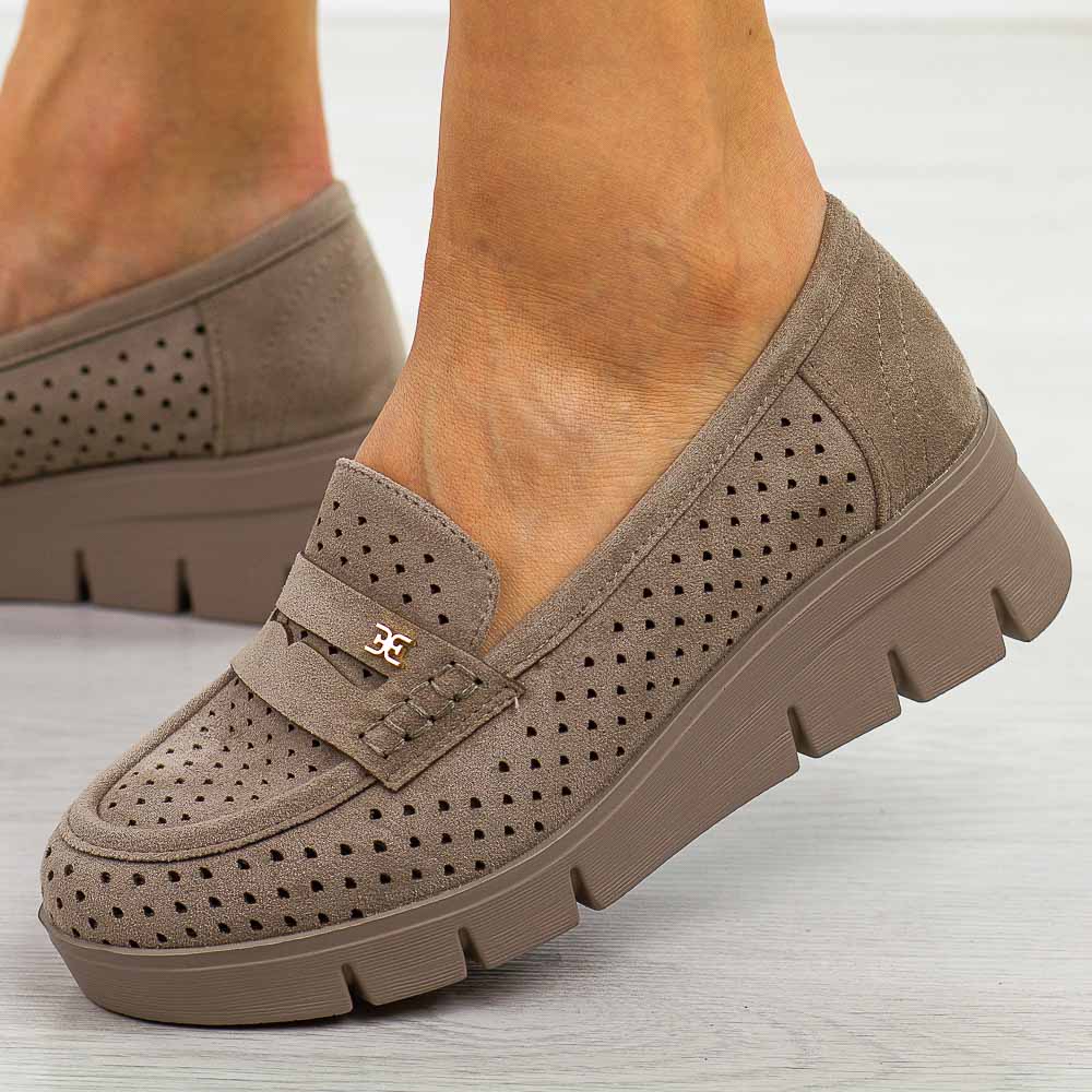 Khaki ażurowe zamszowe mokasyny damskie na koturnie Potocki 12608