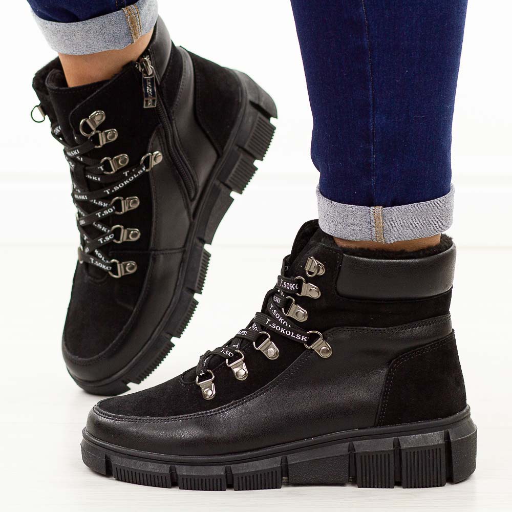 Czarne skórzane botki damskie na traperze T.Sokolski Z25-240