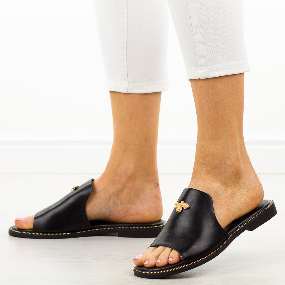 Czarne płaskie klapki damskie Filippo Dk6975/25