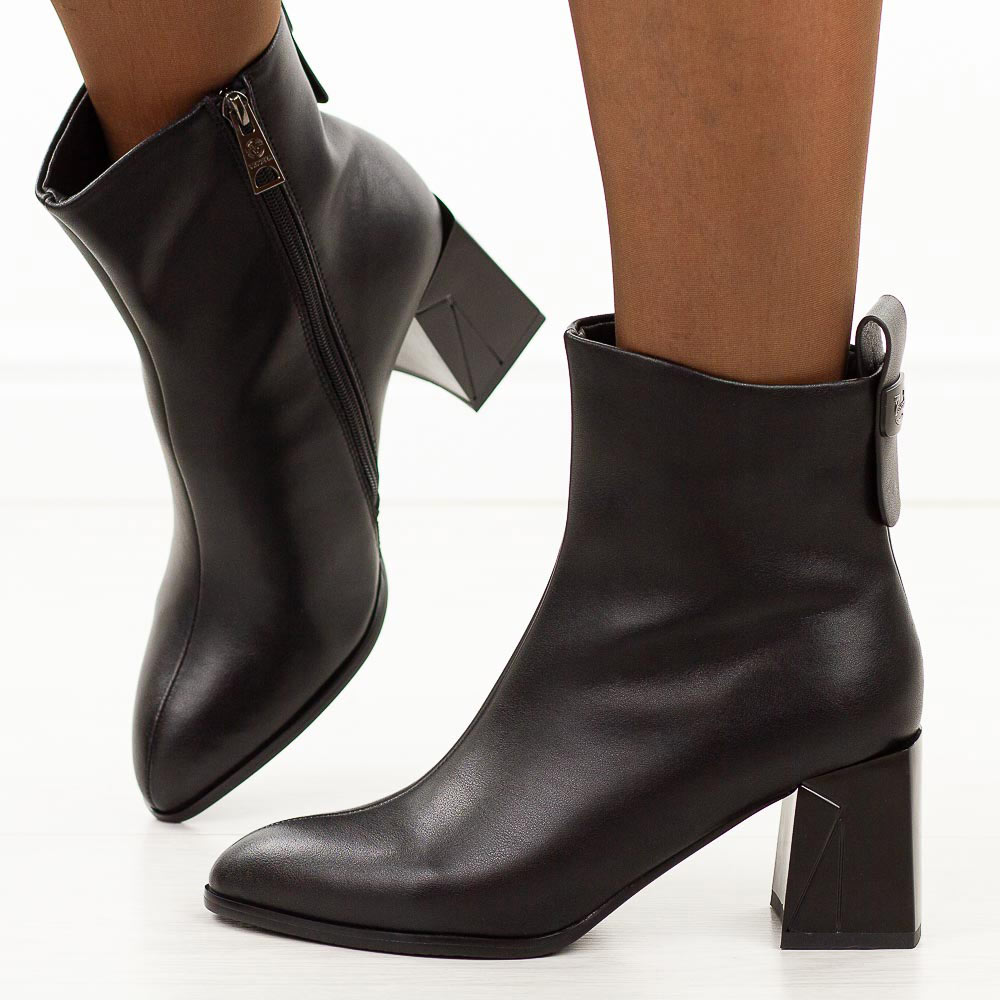 Czarne skórzane botki damskie na słupku Vinceza 66812