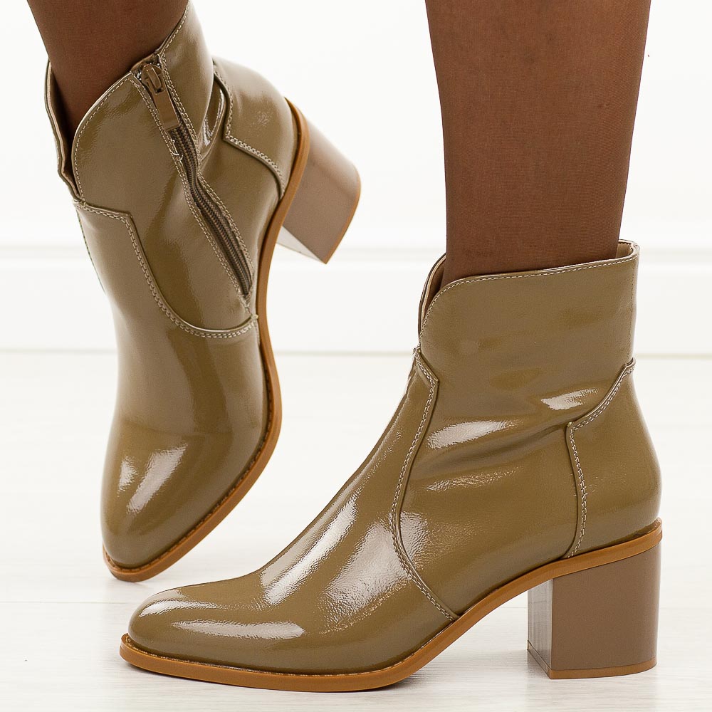 Beżowe lakierowane botki damskie na obcasie M.Daszyński 2337-13