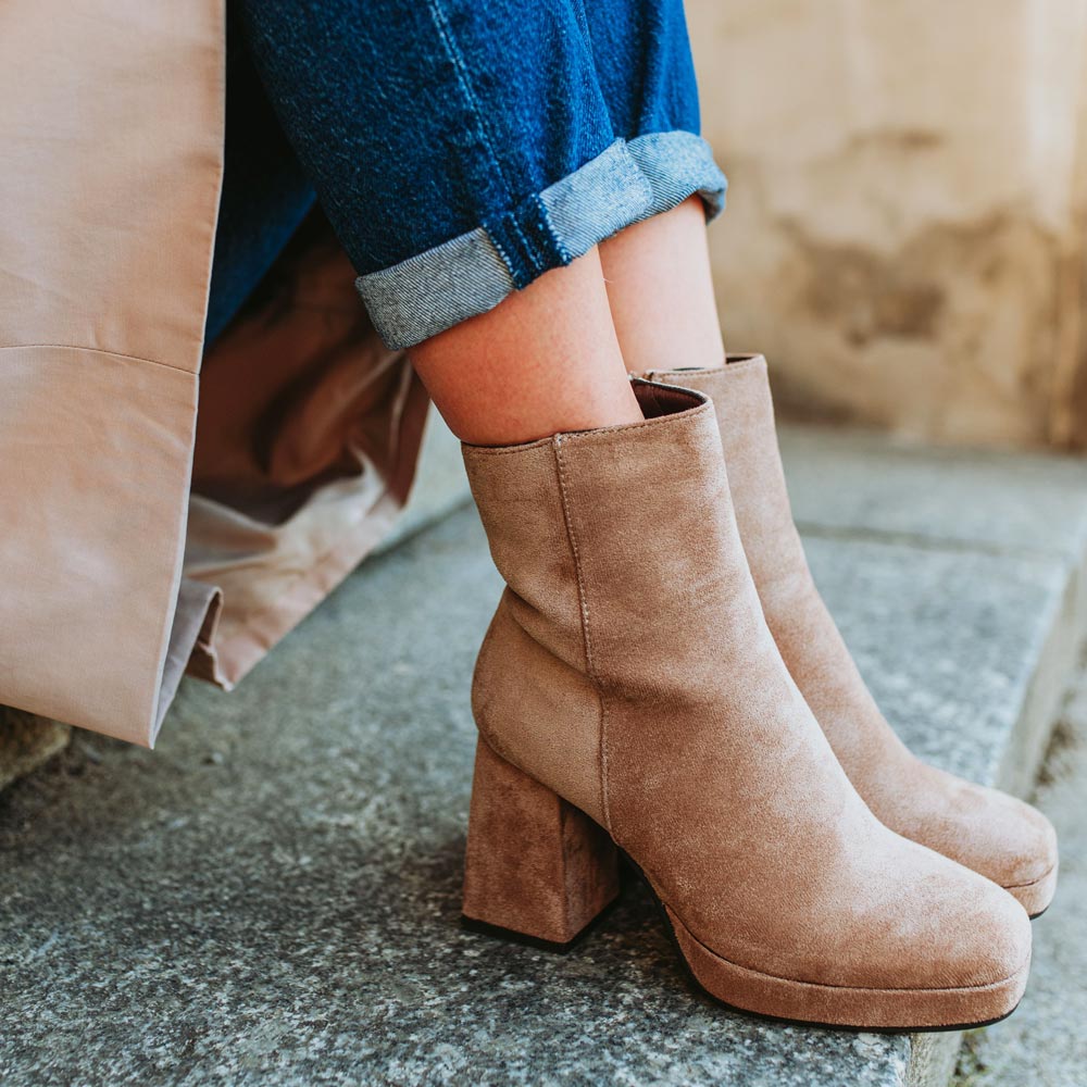 Beżowe zamszowe wysokie botki damskie na słupku Jezzi 2288-2