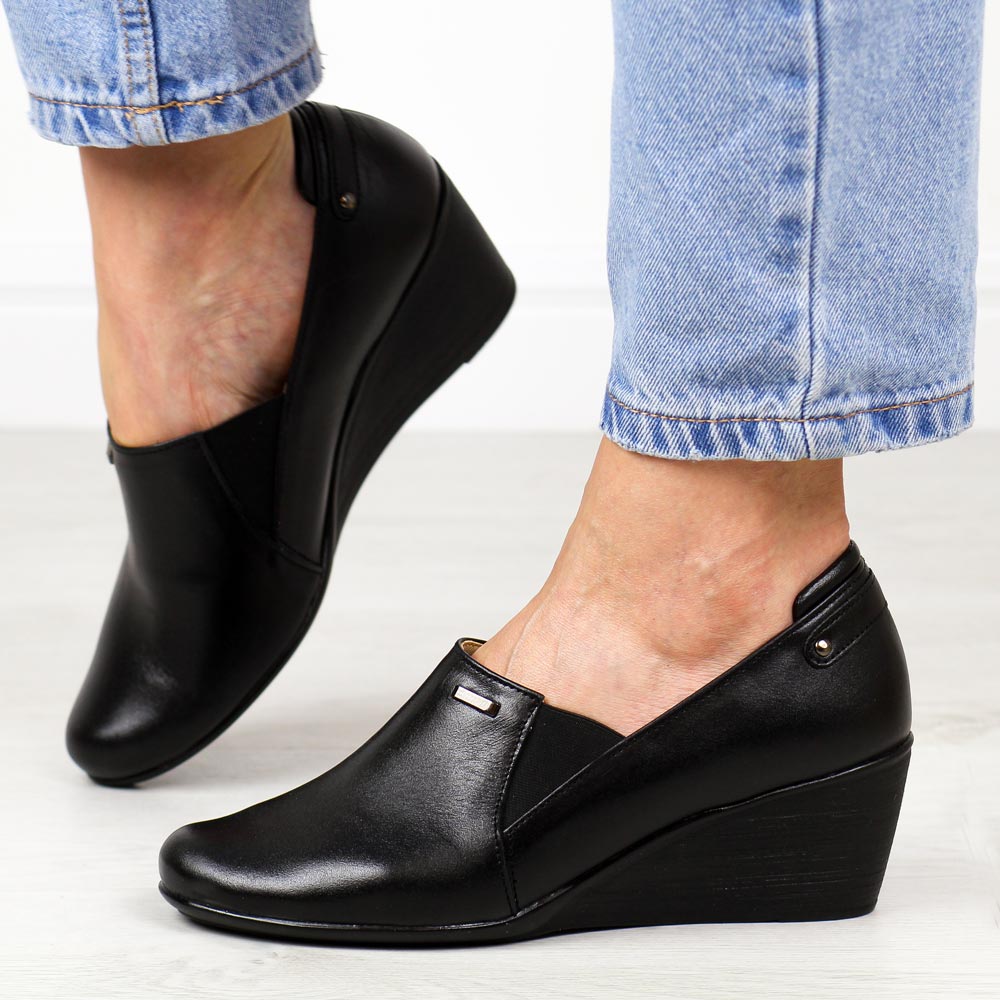 Czarne Polskie półbuty damskie na koturnie Gregors 947