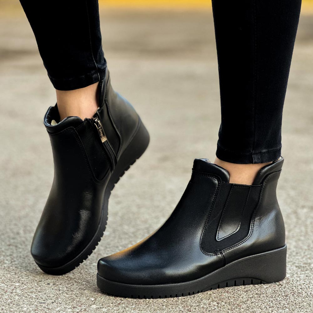 Czarne skórzane Polskie botki damskie na koturnie zimowe Gregors 880