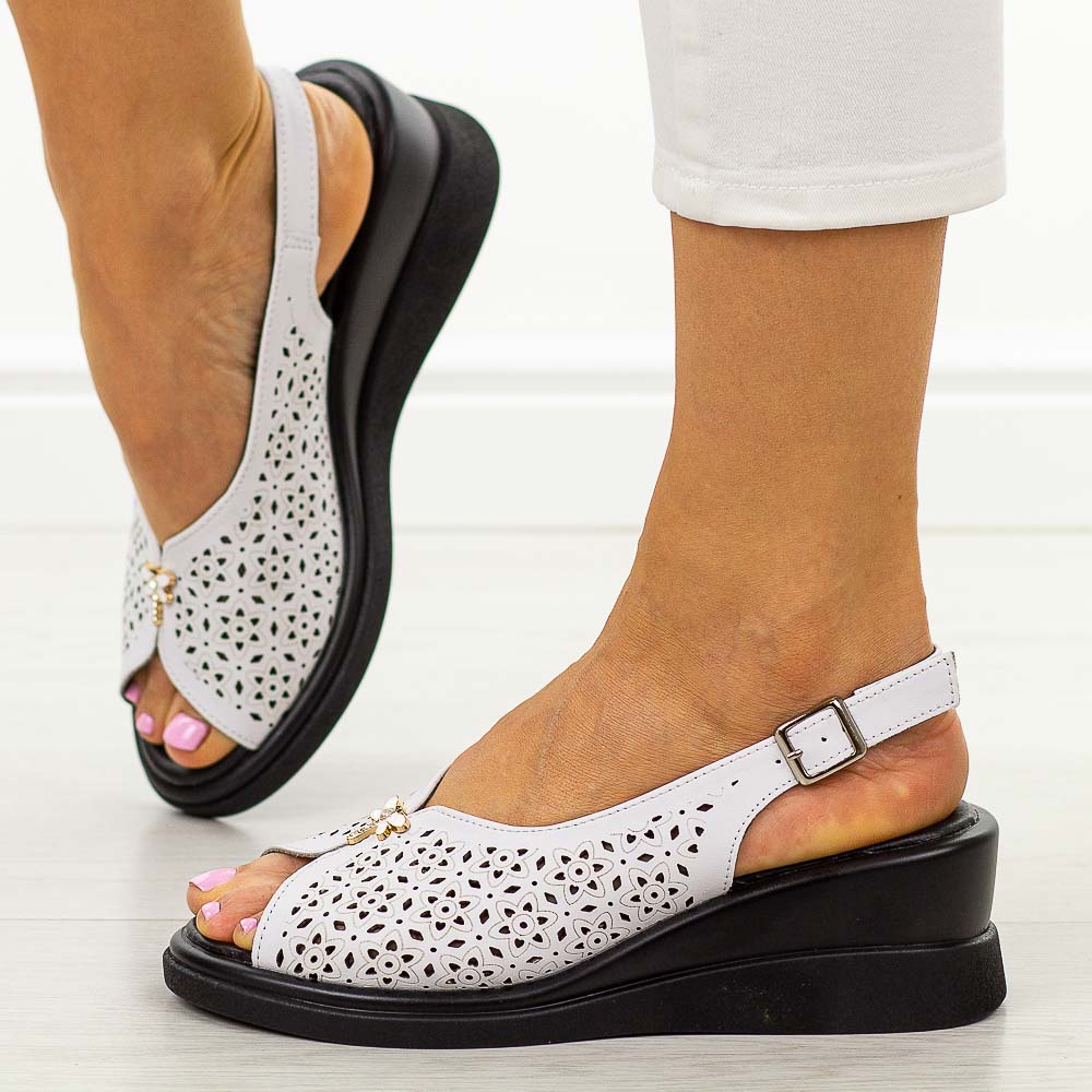 Białe ażurowe sandały damskie na koturnie Vinceza 79529