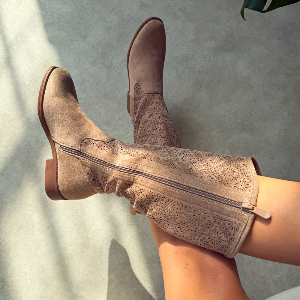 Beżowe jesienne ażurowe kozaki damskie S.Barski 534