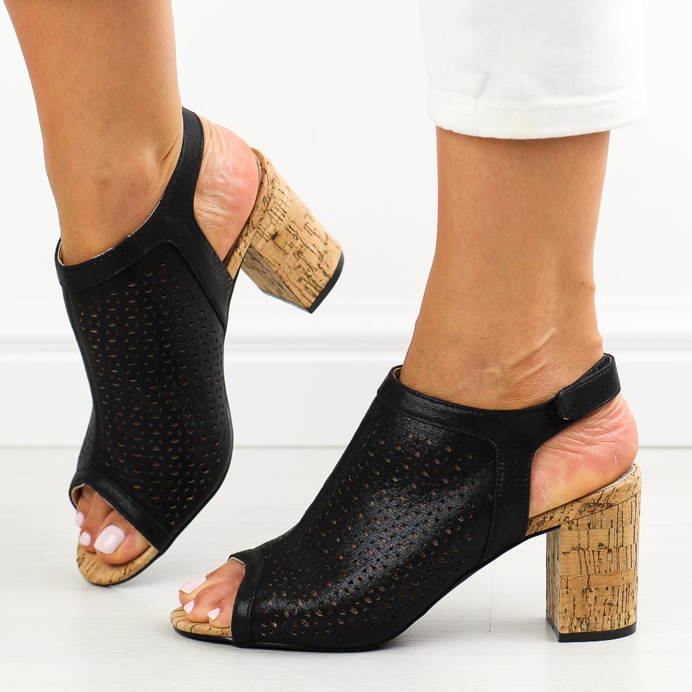 Czarne ażurowe sandały damskie na słupku Sabatina 102-5