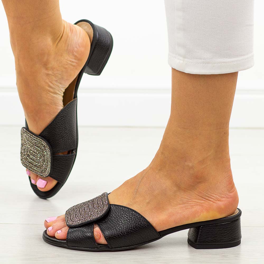 Czarne skórzane Polskie klapki damskie na obcasie Deoni D008