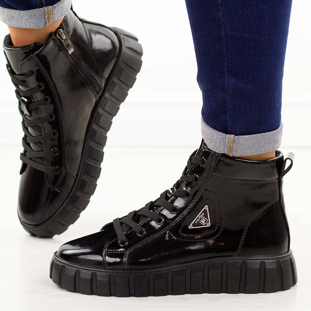 Czarne skórzane lakierowane botki damskie na traperze Filippo Dbt4146/25