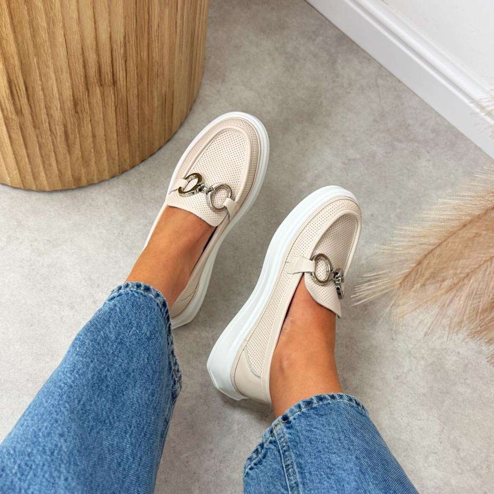 Beżowe skórzane mokasyny damskie Vinceza 41448