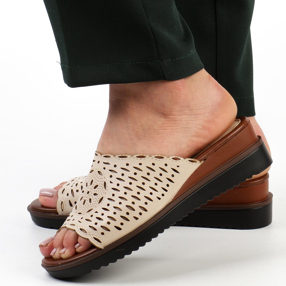 Beżowe klapki damskie na koturnie Jezzi 1838-23