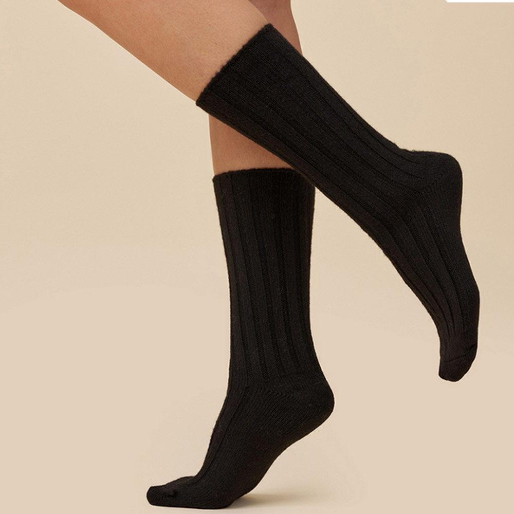 Czarne skarpetki damskie Gabriella wełna merino 1215