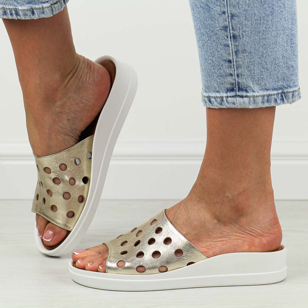 Złote ażurowe skórzane Polskie klapki damskie na platformie Deoni D538