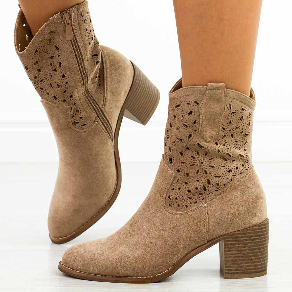 Beżowe jesienne zamszowe ażurowe botki damskie na obcasie S.Barski 51-125
