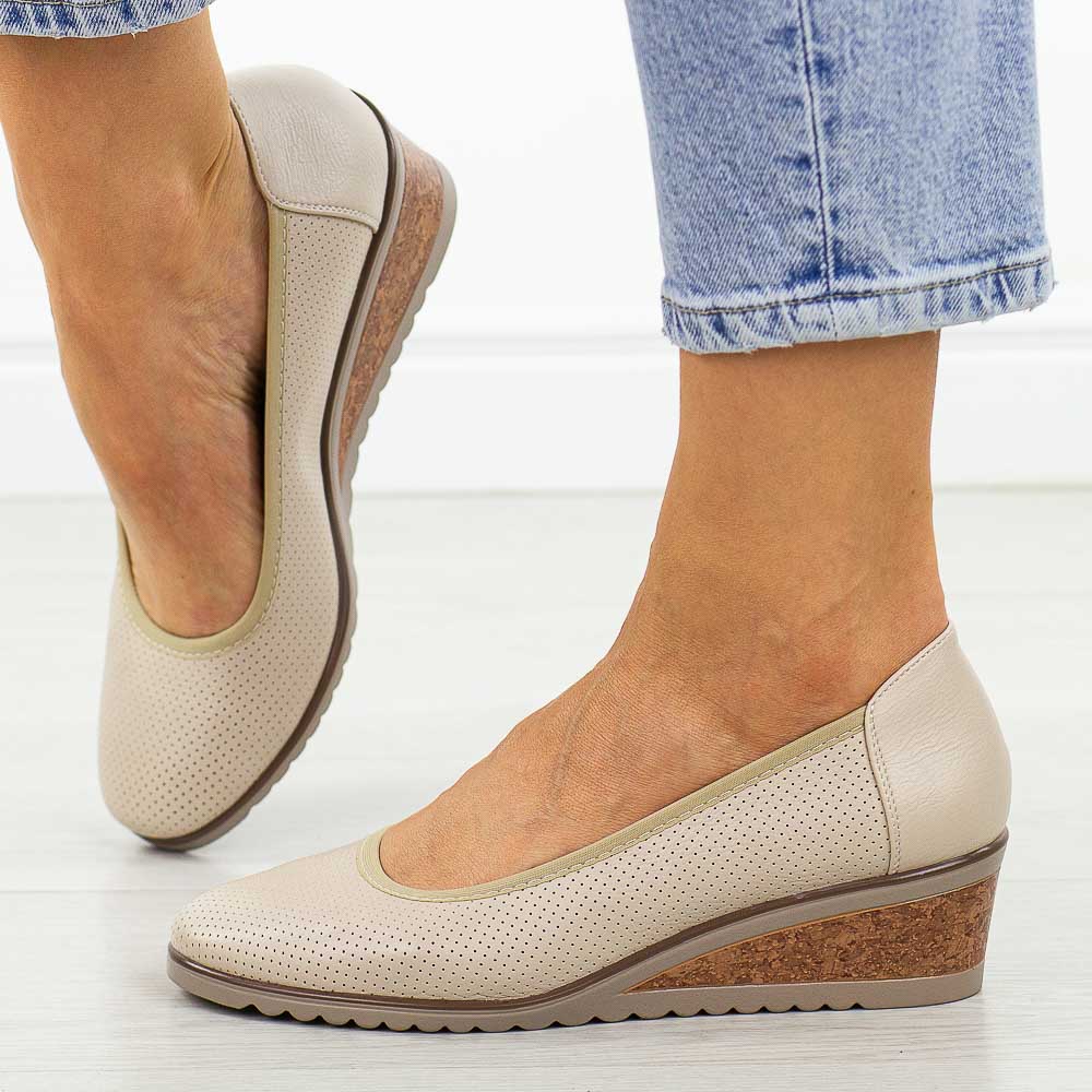 Beżowe czółenka damskie na koturnie Potocki 12653