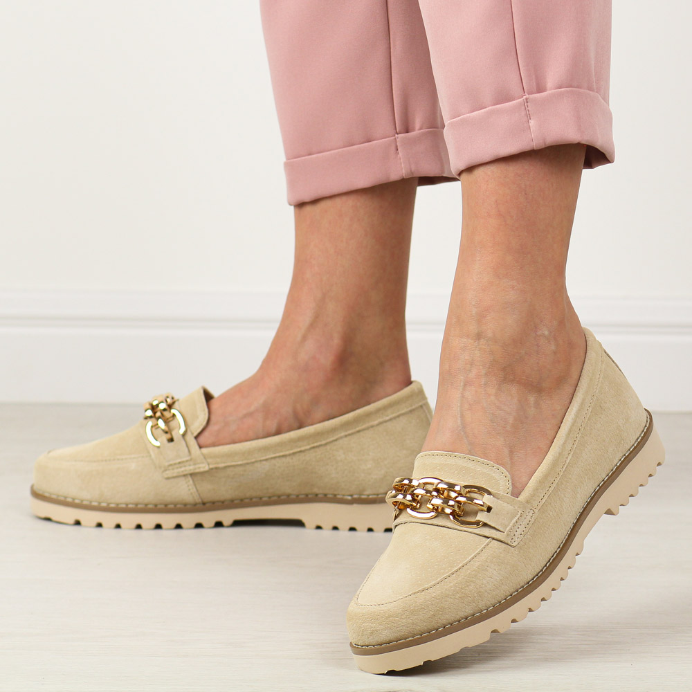 Beżowe skórzane mokasyny damskie ze złotym łańcuchem Filippo Dp4561/24