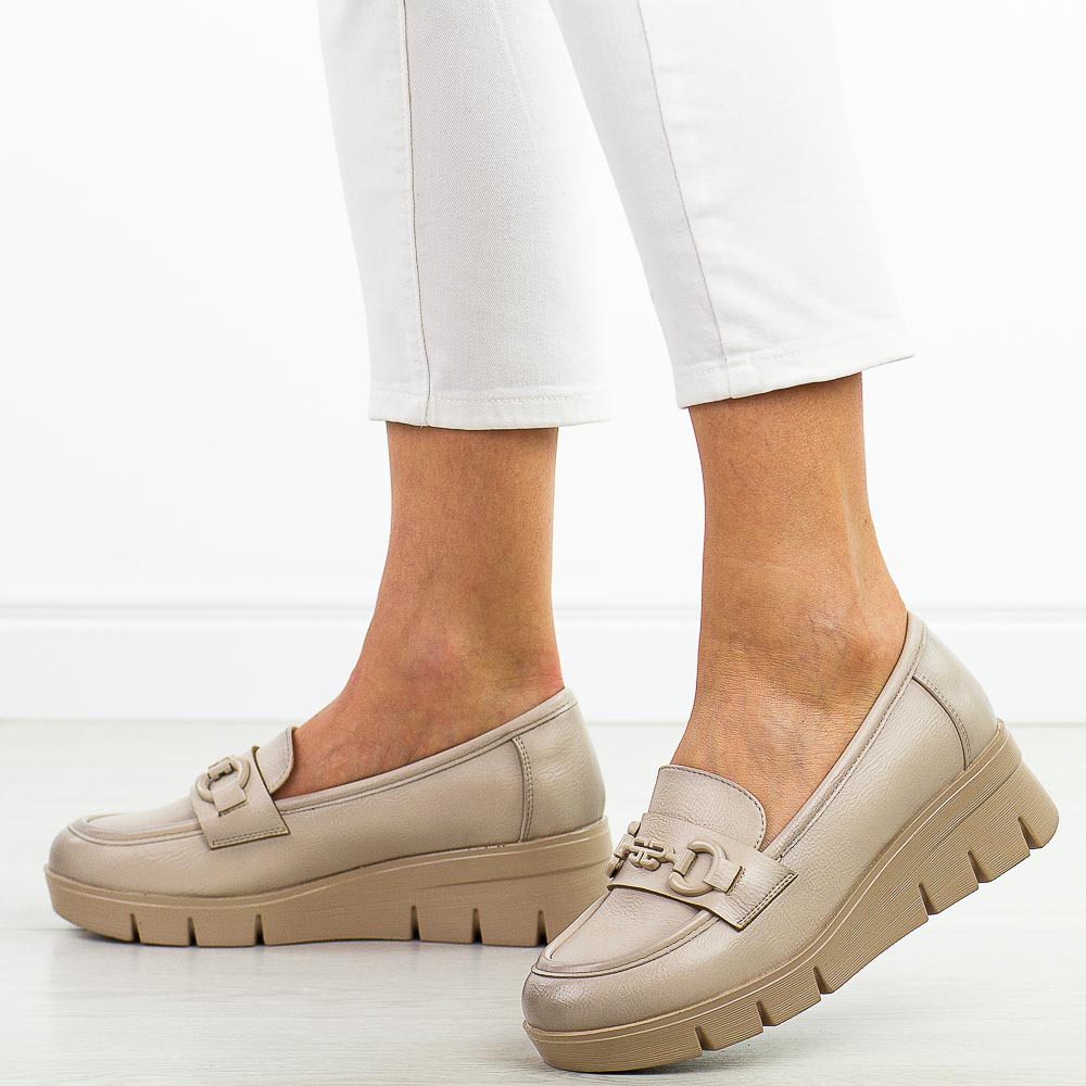 Beżowe mokasyny damskie na koturnie Potocki 12605