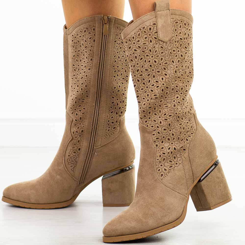 Beżowe jesienne ażurowe kozaki damskie na obcasie S.Barski 51-238