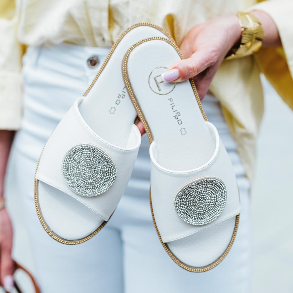 Białe płaskie klapki damskie Filippo Dk6217/25