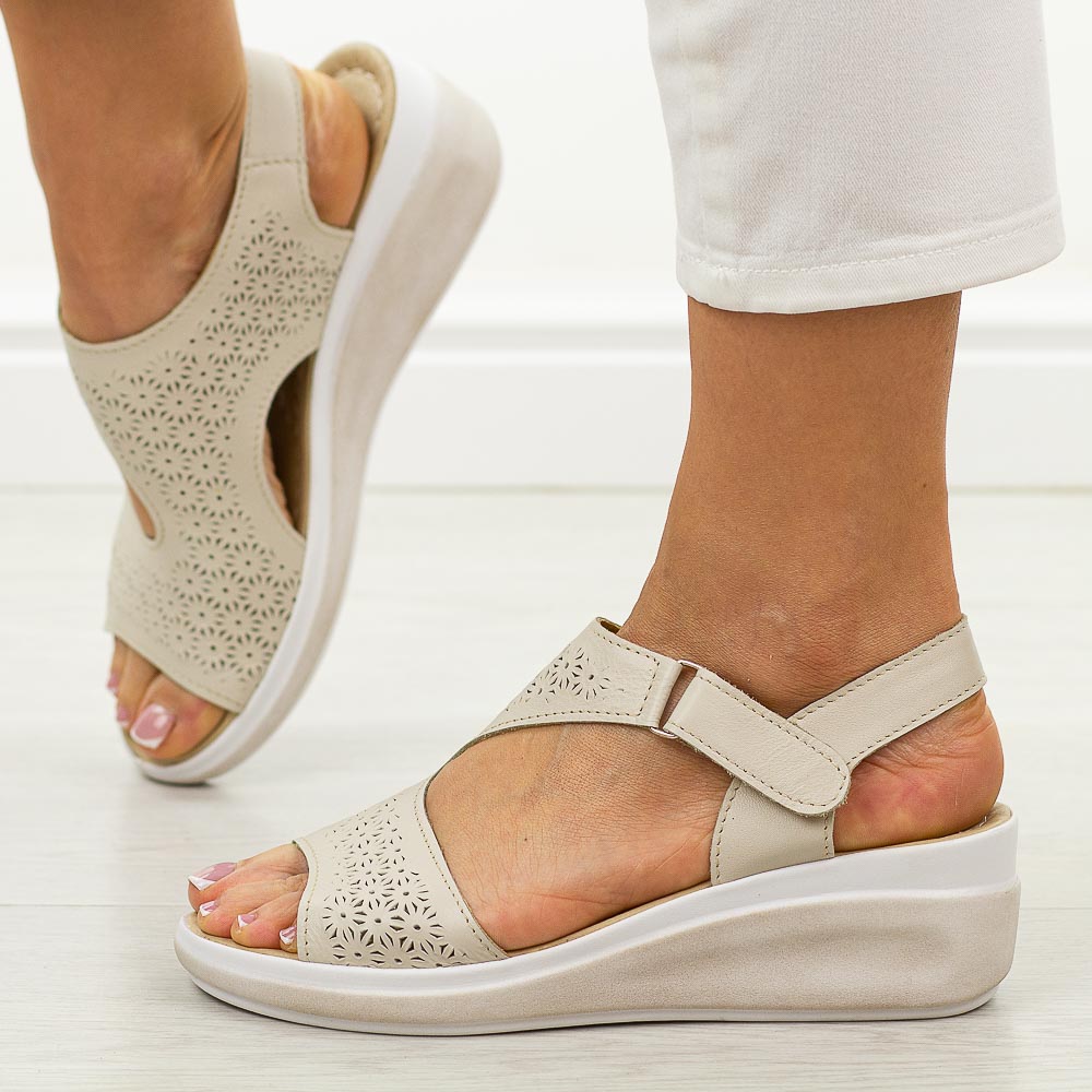 Beżowe skórzane Polskie sandały damskie na koturnie Gregors 1133