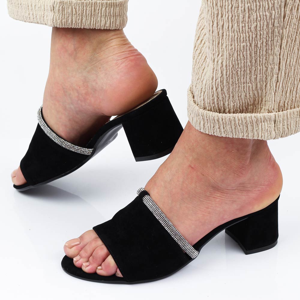 Czarne zamszowe Polskie klapki damskie na obcasie Deoni D218