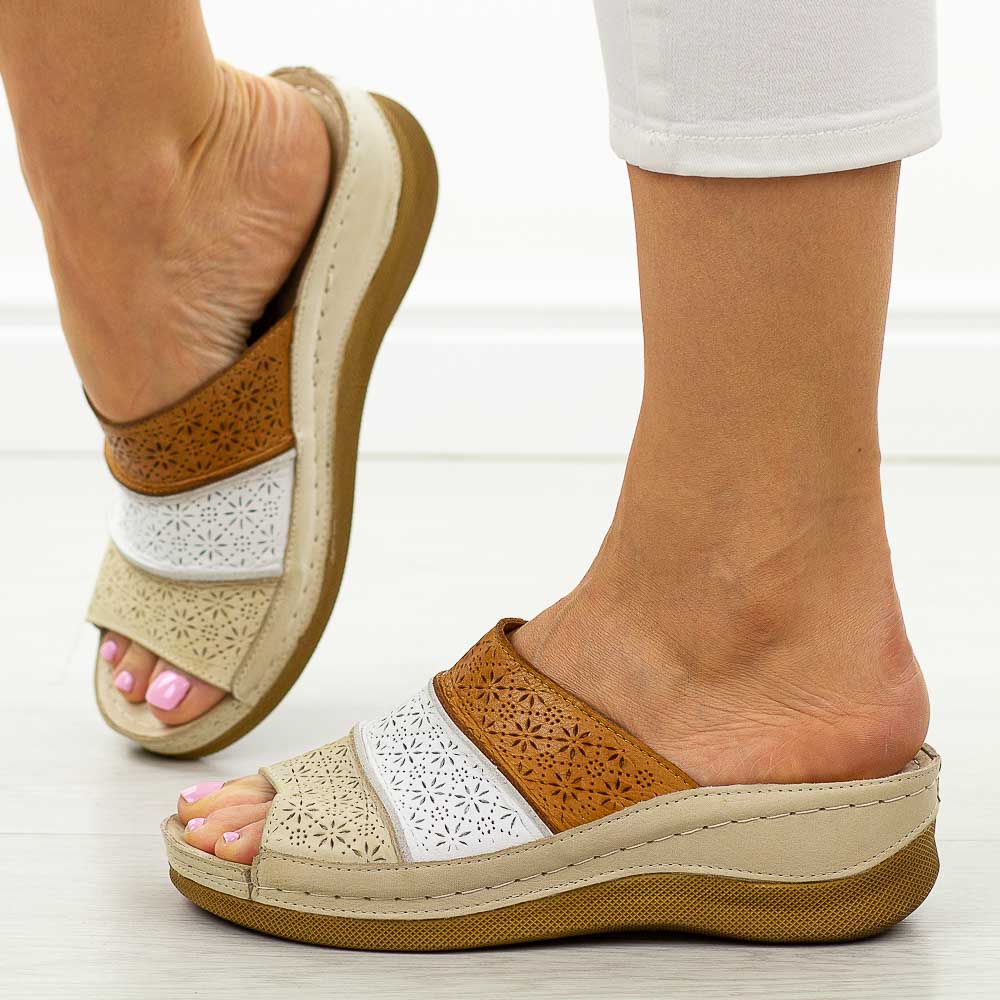 Beżowe skórzane klapki damskie na koturnie T.Sokolski 172