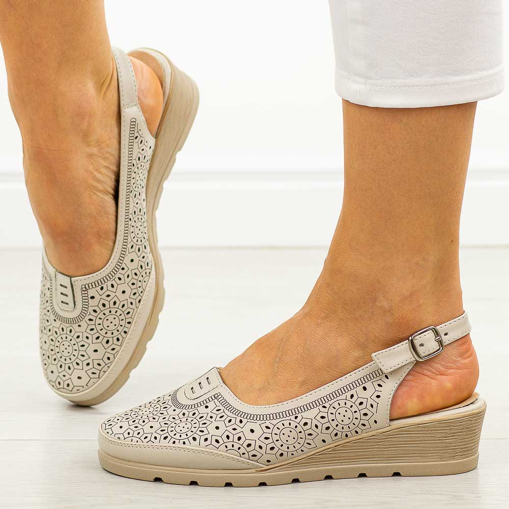 Beżowe sandały damskie na koturnie Vinceza 85166